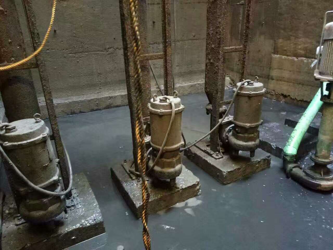 金湖污水池清理