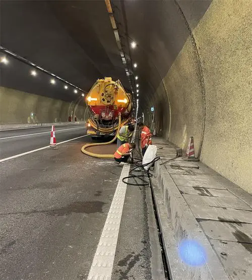 金湖隧道排水渠清淤